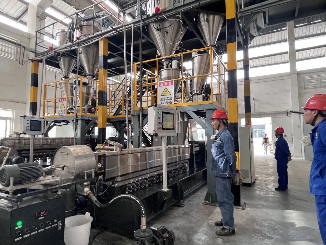 華遠(yuǎn)公司3000噸阻燃母粒項(xiàng)目試產(chǎn)成功！銻產(chǎn)業(yè)鏈高端化邁出關(guān)鍵一步